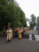 Заупокойная лития у Поклонного Креста в городе Людиново