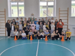 Участники ГТО позируют в спортзале.